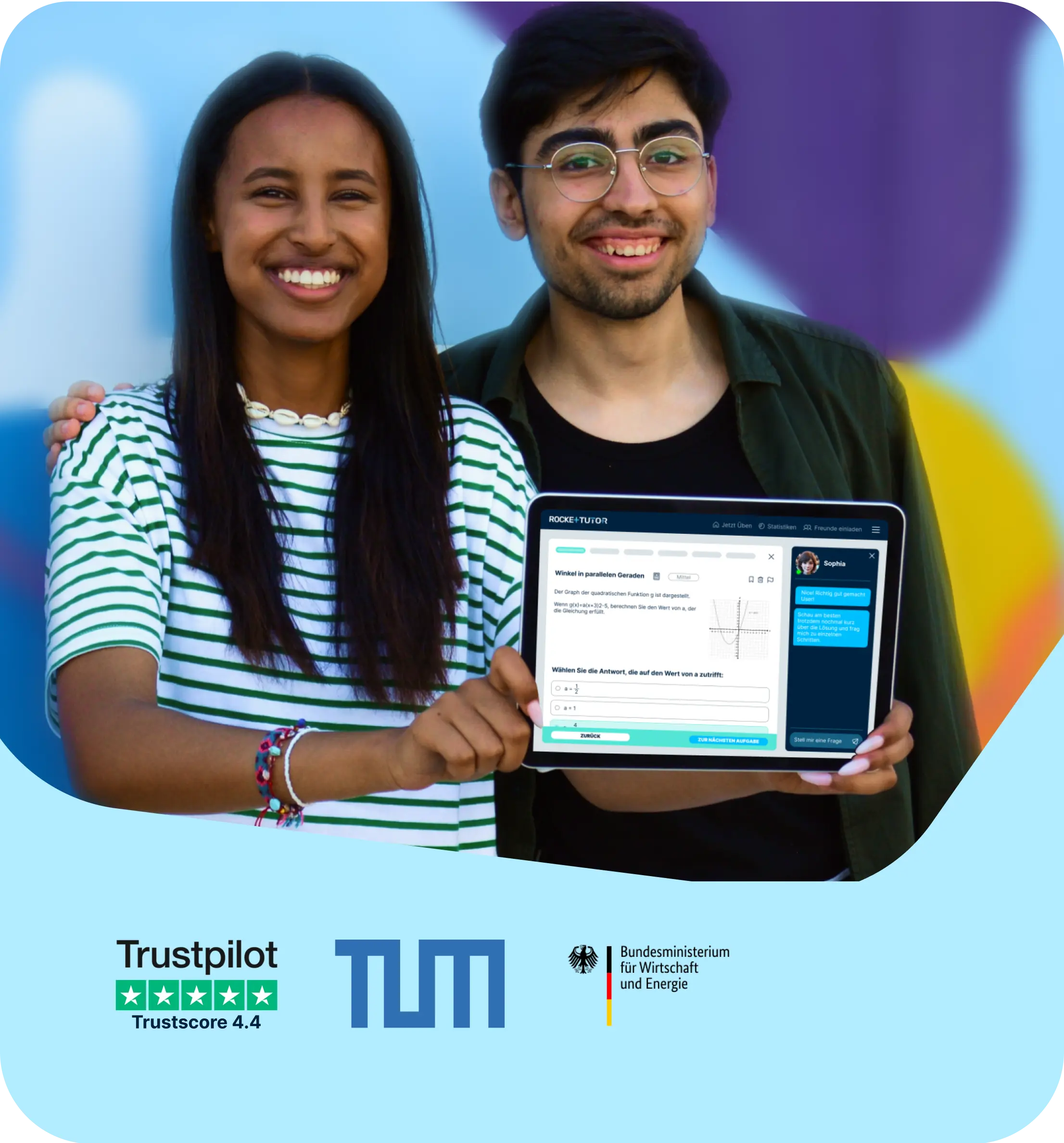 Zwei Schüler:innen zeigen ein iPad mit der rockettutor.de Website.